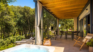 Terrasse couverte avec jacuzzi et coin repas à Sunset Villa au Valamar Camping Istra en Croatie.