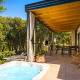 Terraza cubierta con jacuzzi y zona de comedor en Sunset Villa de Valamar Camping Istra en Croacia.