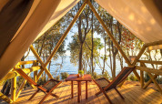Vista desde una Sunset Bell Tent Seaview en Valamar Camping Istra, Croacia, con terraza de madera y mar.