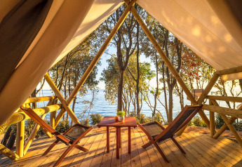 Vista desde una Sunset Bell Tent Seaview en Valamar Camping Istra, Croacia, con terraza de madera y mar.
