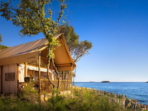 Sunset Glamping Tent Seaview bij Valamar Camping Istra in Kroatië, direct aan zee gelegen.