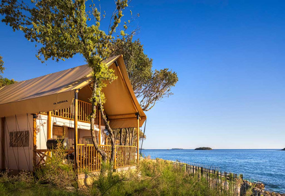 Sunset Glamping Tent Seaview bij Valamar Camping Istra in Kroatië met uitzicht op de zee.