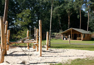 Safari-lodge deluxe telt og legeplads med sandbund på Familievakantiepark Krieghuusbelten i Holland.