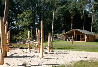 Safari Lodge Deluxe tent and sandy playground at Familievakantiepark Krieghuusbelten in the Netherlands.