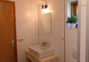 Baño moderno en Safarilodge Deluxe del Familievakantiepark Krieghuusbelten, decoración minimalista clara.