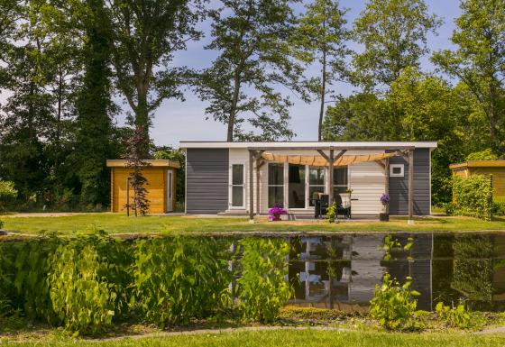 Casa de vacaciones junto a un estanque en Holiday Park De Lochemse Berg, Gelderland, Países Bajos.