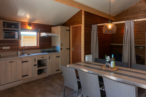 Indvendigt billede af Safarilodge deluxe safaritelten på Familievakantiepark Krieghuusbelten, Nederlandene.