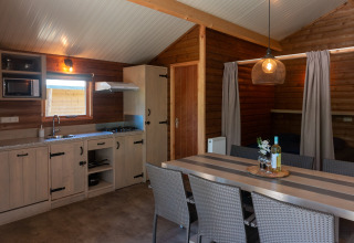 Vue intérieure de la tente Safarilodge deluxe au Familievakantiepark Krieghuusbelten, Pays-Bas.