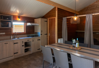 Innenaufnahme des Safarilodge deluxe Safarizelts im Familievakantiepark Krieghuusbelten, Niederlande.