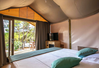 Indvendigt billede af et Mini Lodge safari telt på Camping Arena One 99 Glamping i Kroatien med dobbeltseng.