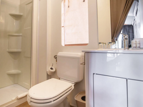 Bagno moderno in una tenda safari presso Camping Arena One 99 Glamping, Croazia, con doccia e WC.