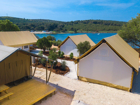 Zweizimmer-Safarizelte im Camping Arena One 99 Glamping in Kroatien mit Blick auf das Wasser und die Natur.