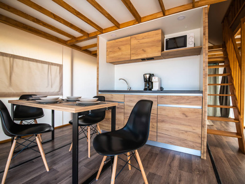 Moderne keuken en eetruimte in een premium safari tent bij Camping Arena One 99 Glamping, Kroatië.