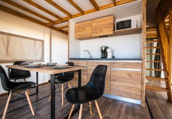 Moderne køkken og spisestue i et luksuriøst safari telt på Camping Arena One 99 Glamping i Kroatien.