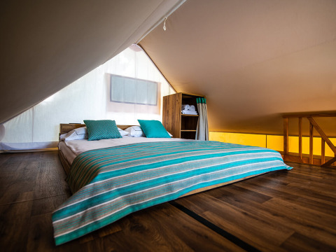 Innenansicht eines Premium Zwei-Schlafzimmer Safari Loft Zeltes bei Camping Arena One 99 Glamping in Kroatien.
