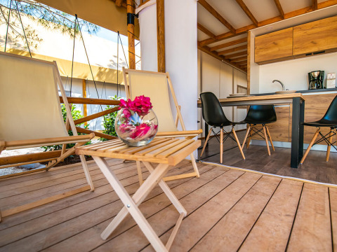 Premium to-værelses safari loft telt med trædæk, loungestole og spisebord på Camping Arena One 99 Glamping i Kroatien.