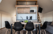 Modern interieur van een premium safaritent op Camping Arena One 99 Glamping in Kroatië, met keuken en eetruimte.