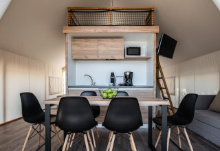 Interieur van een premium safaritent bij Camping Arena One 99 Glamping in Kroatië met keuken en eettafel.
