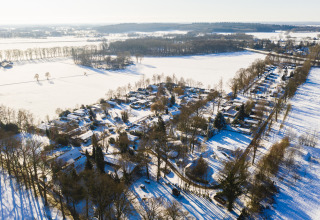 Luchtfoto van Holiday Park De Lochemse Berg in Gelderland, Nederland, bedekt met sneeuw in de winter.