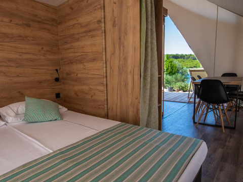 Premium drie slaapkamer safaritent bij Camping Arena One 99 Glamping in Kroatië, met modern interieur.