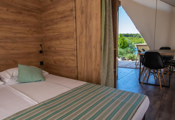 Premium safaritent met drie slaapkamers op Camping Arena One 99 Glamping in Kroatië, modern interieurbeeld.