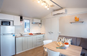 Cucina moderna e zona pranzo a Ježevac Home, Valamar Camping Ježevac, Croazia, con arredamento elegante.