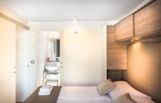 Camera moderna al Lungomare Home presso Valamar Camping Ježevac in Croazia, con letto matrimoniale e bagno.