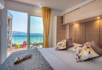 Camera moderna con vista mare e terrazza presso Lungomare Home, Valamar Camping Ježevac, Croazia.