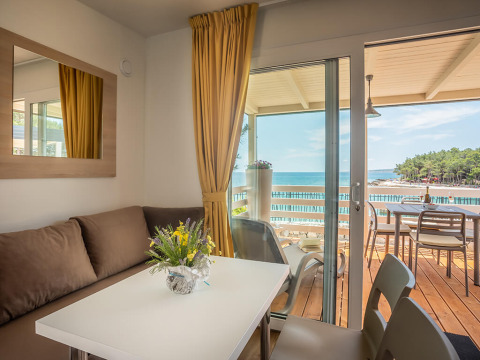Salon confortable du Lungomare Chalet Spectacular seaview à Valamar Camping Ježevac avec vue sur la mer.