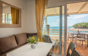 Salon confortable du Lungomare Chalet Spectacular seaview à Valamar Camping Ježevac avec vue sur la mer.