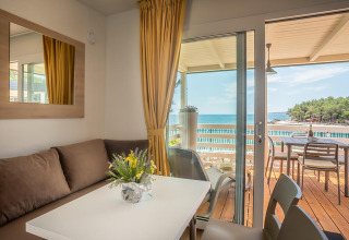 Soggiorno accogliente presso Lungomare Chalet Spectacular seaview a Valamar Camping Ježevac con vista mare.