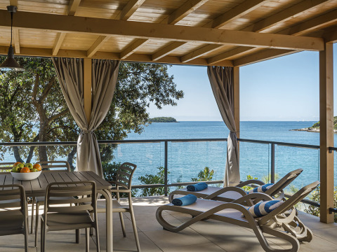 Uitzicht vanaf Marbello Suite bij Valamar Camping Istra in Kroatië met terras, ligstoelen en zeezicht.