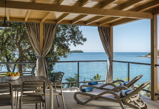 Uitzicht vanaf Marbello Suite bij Valamar Camping Istra in Kroatië met terras, ligstoelen en zeezicht.