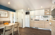 Moderne keuken en eethoek in Marbello Suite bij Valamar Camping Istra, Kroatië, met licht houten meubels.