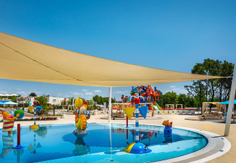 Kindvriendelijk zwembad met waterspeelgoed en schaduwzeil bij Bella Vista Chalet, Valamar Camping Istra, Kroatië.