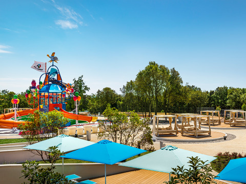 Familievenligt vandland og luksus liggestole ved Bella Vista Chalet, Valamar Camping Istra i Kroatien, på en solrig dag.