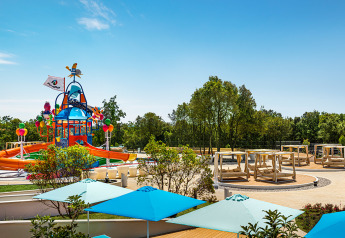 Gezinsvriendelijk waterpark en comfortabele ligbedden bij Bella Vista Chalet, Valamar Camping Istra in Kroatië, zonnige dag.