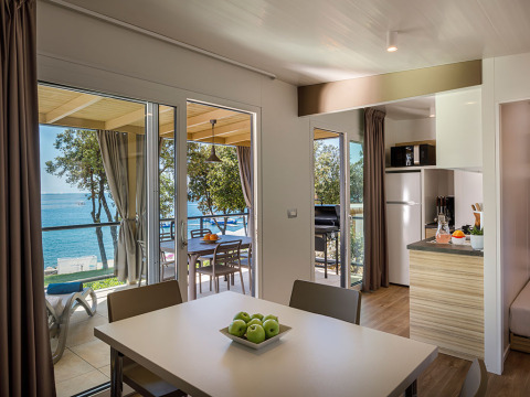 Binnenkant van Marbello Home bij Valamar Camping Istra in Kroatië, met moderne keuken en zeezicht.
