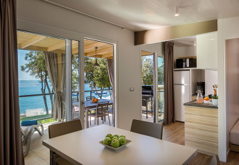 Intérieur de Marbello Home à Valamar Camping Istra en Croatie, avec cuisine moderne et terrasse sur la mer.