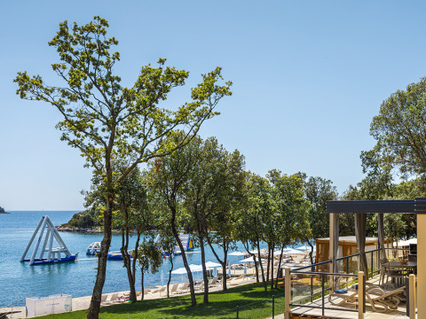 Uitzicht vanaf Marbello Home aan Valamar Camping Istra in Kroatië met strand, zee en waterplezier.
