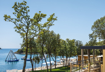 Uitzicht vanaf Marbello Home aan Valamar Camping Istra in Kroatië met strand, zee en waterplezier.