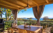 Overdekt terras met eettafel bij Bella Vista Home, Valamar Camping Istra, Kroatië, zicht op zee.