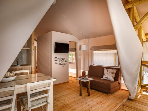 Interieur van een Sunset Premium Glamping Tent op Valamar Camping Istra, Kroatië, met moderne voorzieningen.