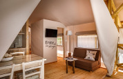 Interior de una tienda Sunset Premium Glamping en Valamar Camping Istra, Croacia, con comodidades modernas.