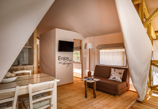 Interieur van een Sunset Premium Glamping Tent op Valamar Camping Istra, Kroatië, met moderne voorzieningen.