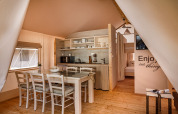 Interieur van de Sunset Premium Glamping Tent met eetruimte en keuken bij Valamar Camping Istra, Kroatië.