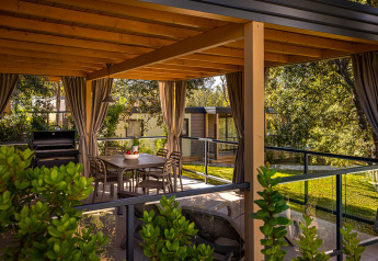 Udendørs terrasse i Marina Suite på Valamar Camping Istra, Kroatien, med spisebord og grill under pergola.