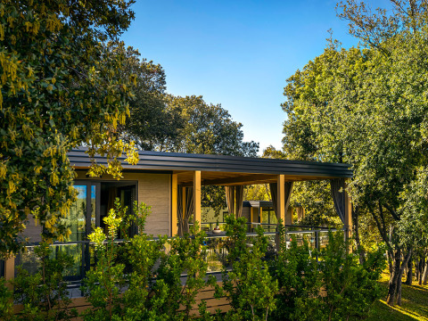 Marina Suite bij Valamar Camping Istra in Kroatië, omringd door groene bomen en een rustgevende natuur.