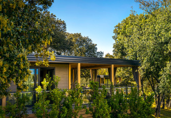 Marina Suite au Valamar Camping Istra en Croatie, entourée d’arbres verdoyants et de nature luxuriante.