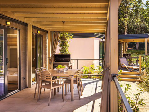 Overdekt terras bij Bella Vista Home op Valamar Camping Istra in Kroatië, met eettafel en barbecue.